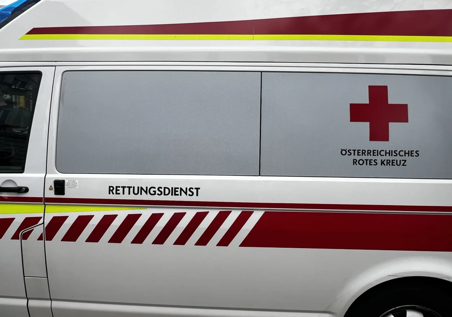 Auf dem Foto von www.5min.at sieht man ein Rettungsauto des Roten Kreuzes.