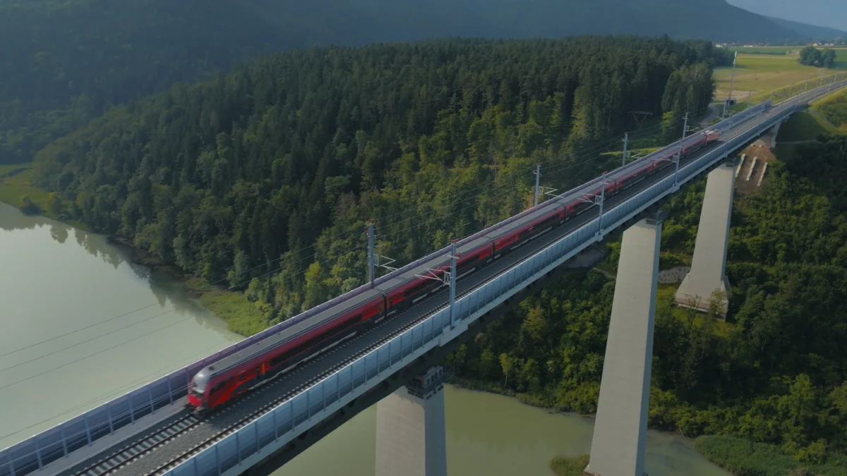 Das Foto auf www.5min.at zeigt einen Railjet auf der Koralmbahn (Jauntalbrücke in Kärnten) vor der Inbetriebnahme im Dezember 2025