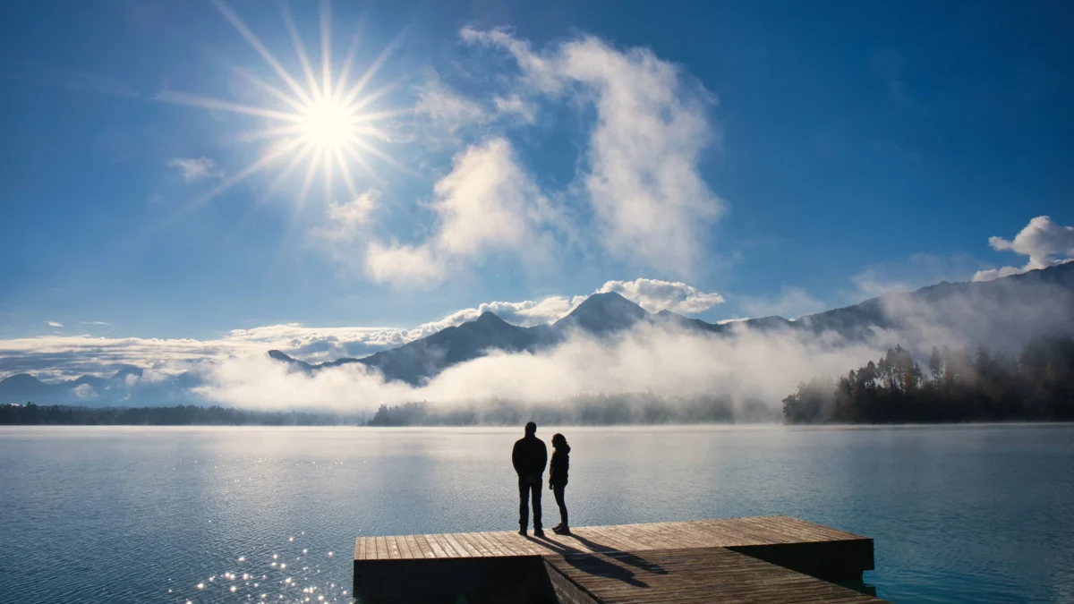 Das Bild auf 5min.at zeigt zwei Personen am nebligen Faaker See,