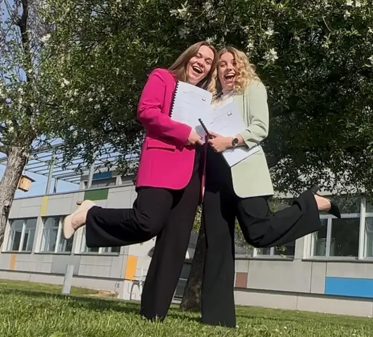 Foto auf 5min.at zeigt Personen in die Kamera l&auml;cheln.