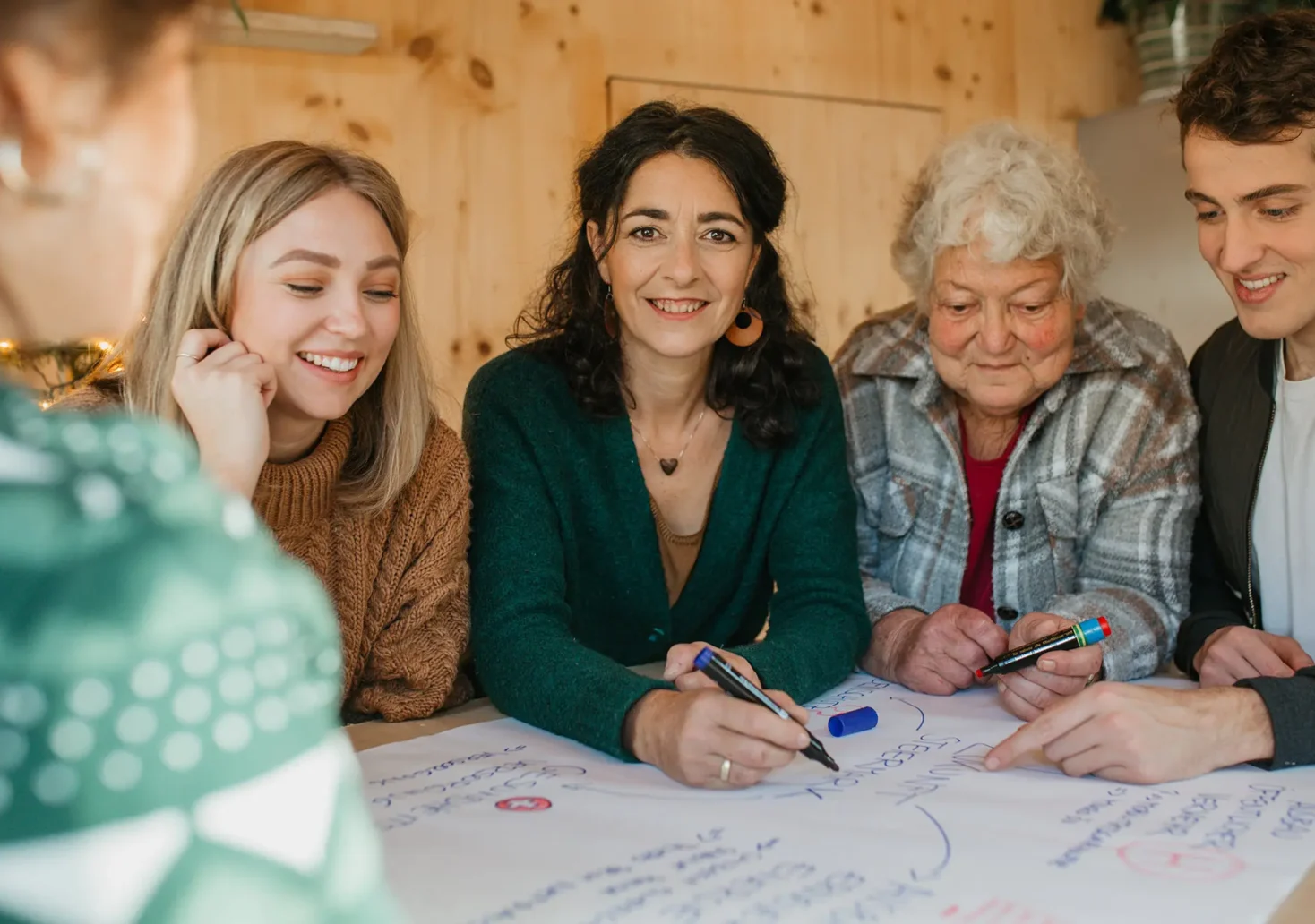 Das Bild auf 5min.at zeigt 3 Generationen nebeneinander sitzend.