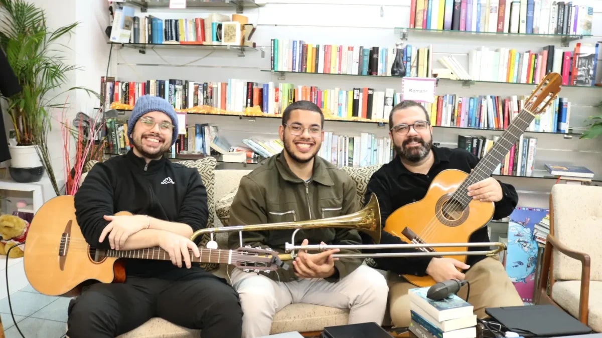 Das Foto auf www.5min.at zeigt die Band Gatinis.