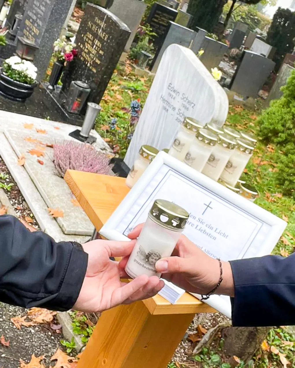 Auf dem Foto von www.5min.at sieht man Kerzen zu Allerheiligen.