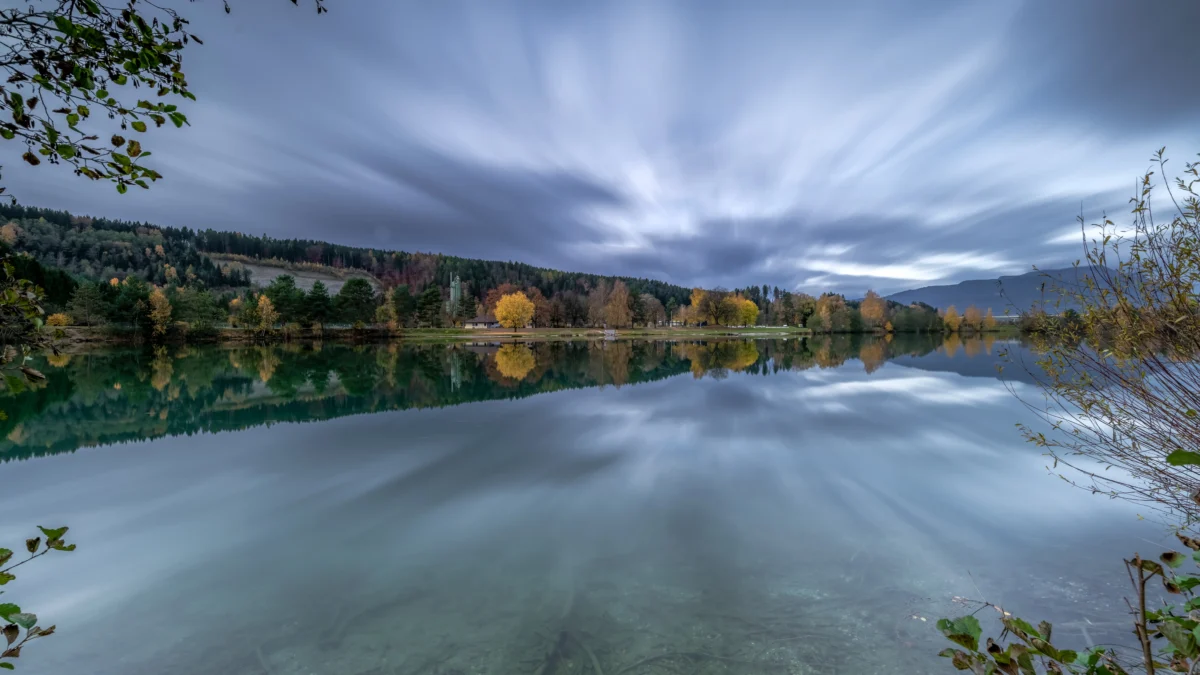 Ein Bild auf 5min.at zeigt den wolkenverhangenen Himmel am Silbersee im Bezirk Villach.