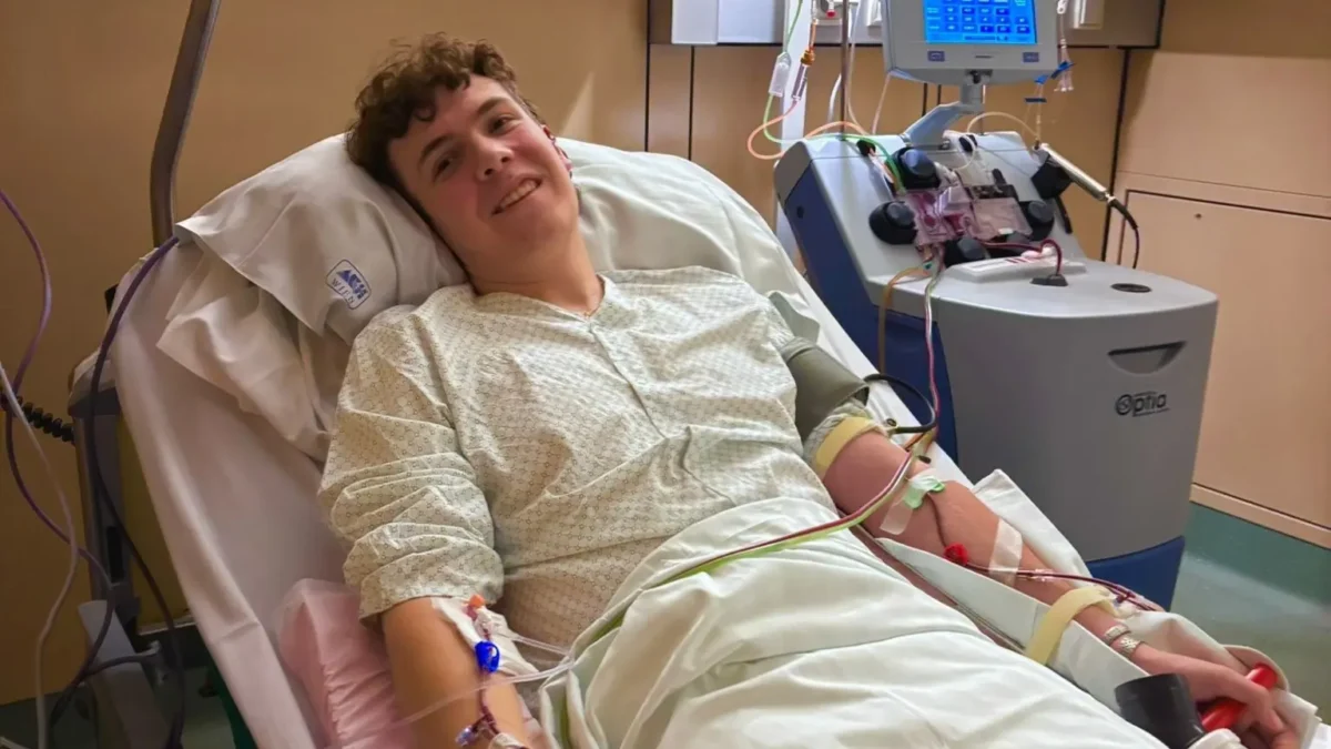 Ein Bild auf 5min.at zeigt Dean Gigler in einem Krankenbett.