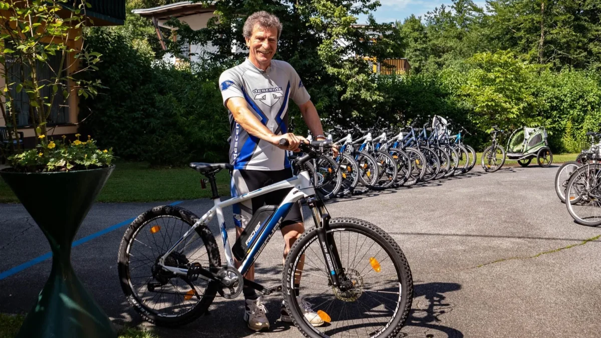 Ein Bild auf 5min.at zeigt Touristiker Hubert Jesse mit einem Fahrrad.