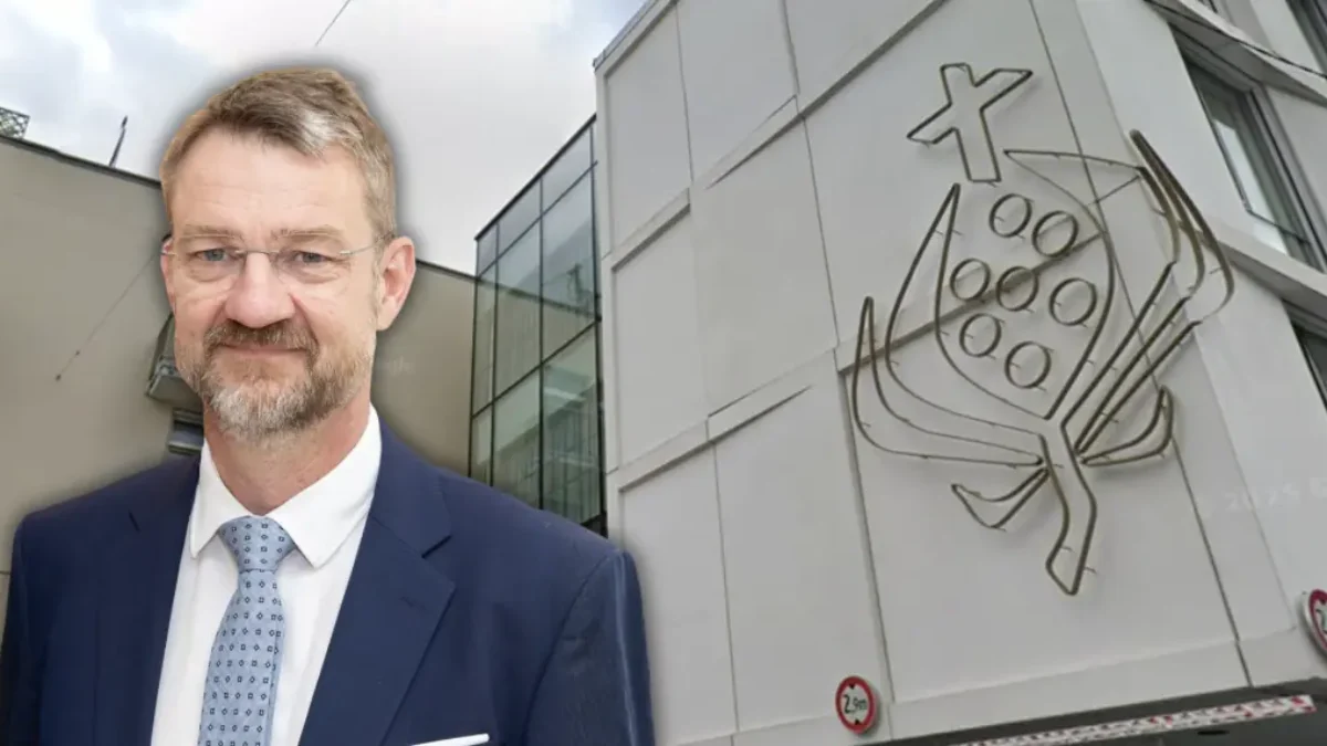 Foto auf 5min.at zeigt Oliver Szmej vor dem Barmherzige Brüder Krankenhaus in Graz.
