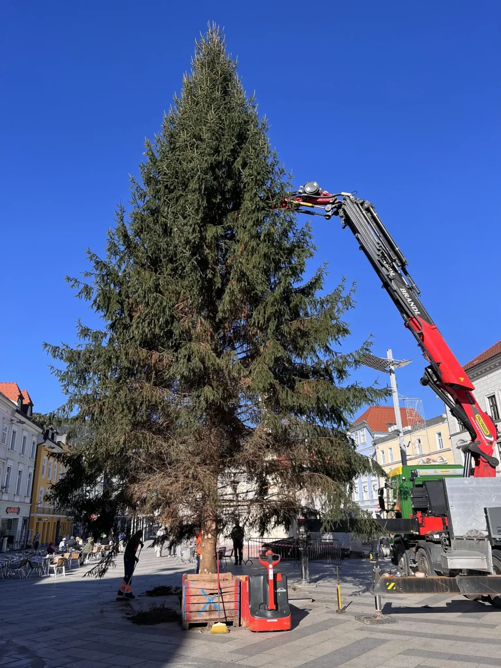 Foto auf 5min.at zeigt den Christbaum Leoben 2025