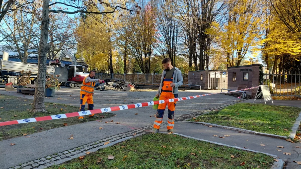 Ein Bild auf 5min.at zeigt Bauarbeiter am Vorplatz des Villacher Zentralfriedhofes.
