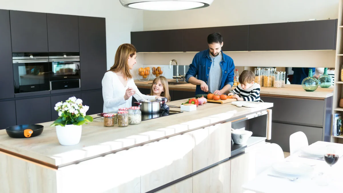 Das Foto auf www.5min.at zeigt eine Familie in der Küche.