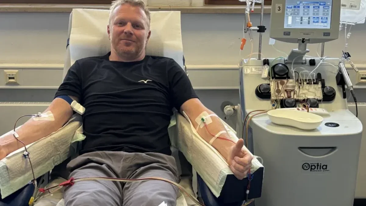 Auf dem Foto von www. 5min.at sieht man Martin Burgsteller, der gerade Stammenzellen gespendet hat.