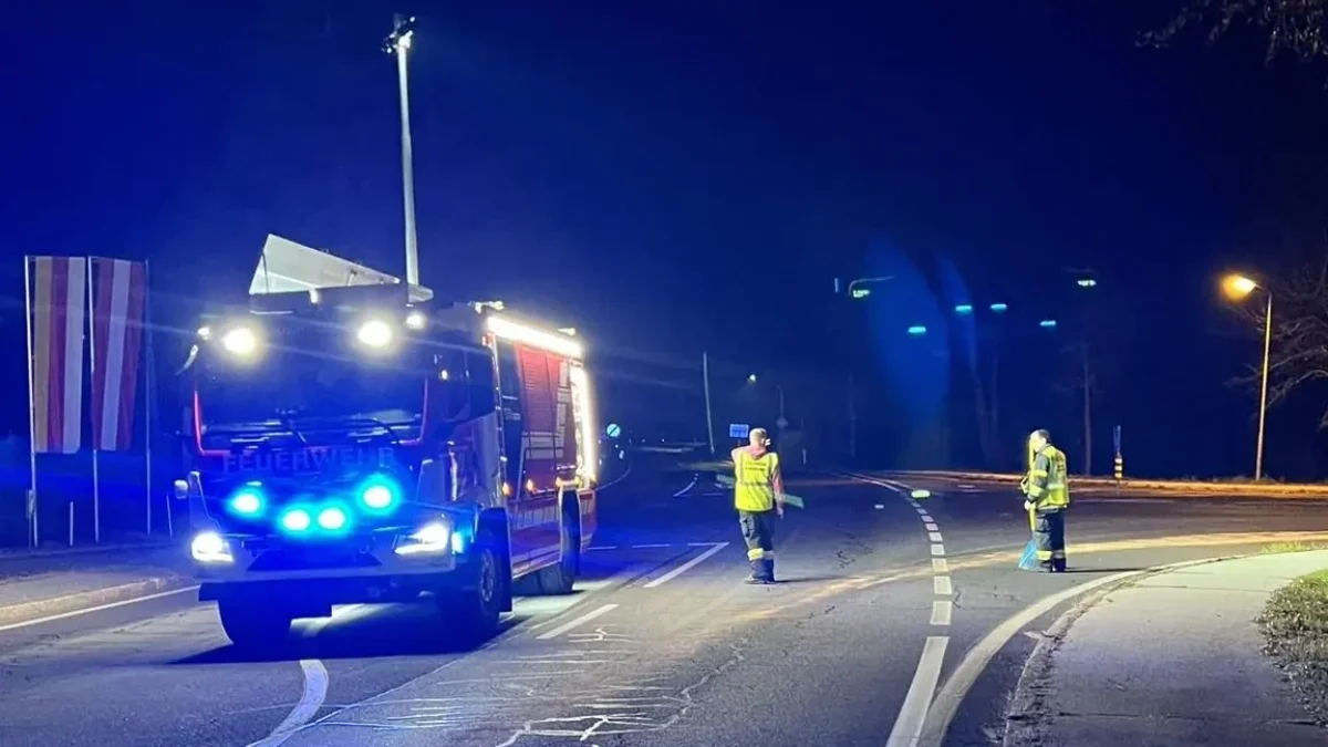 Das Bild auf 5min.at zeigt ein Feuerwehrauto bei einem Ölbindeeinsatz.