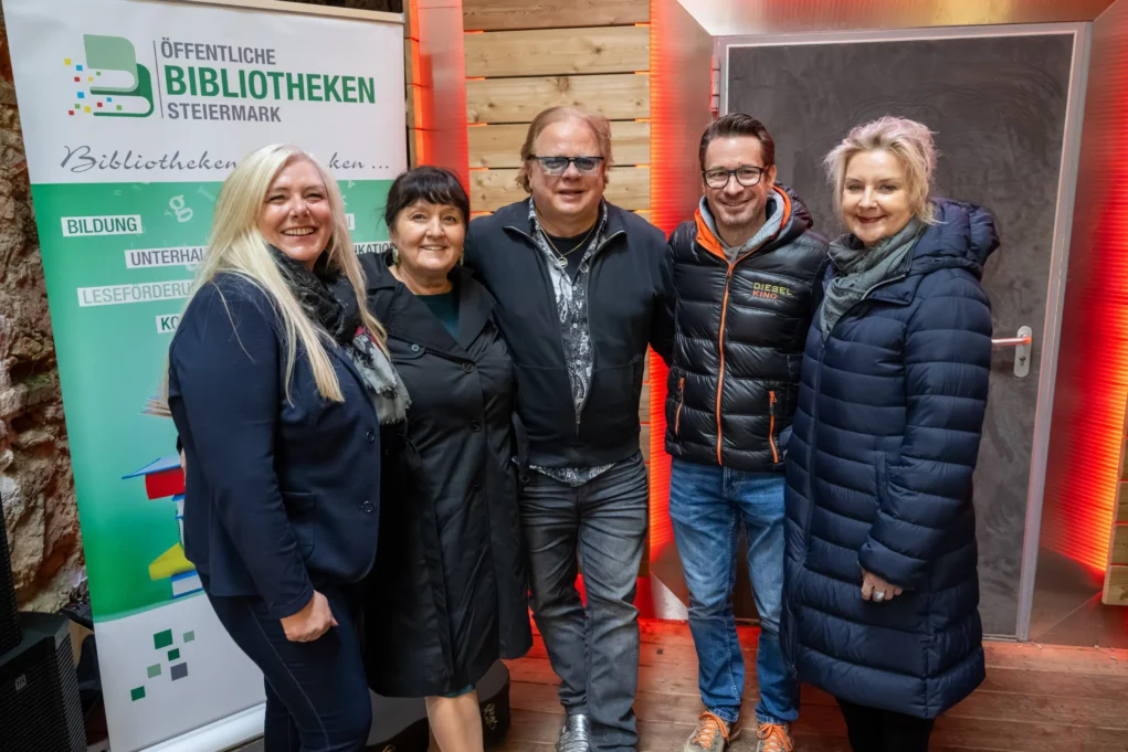 Foto auf 5min.at zeigt Personen beim Vorlesetag in der Steiermark.