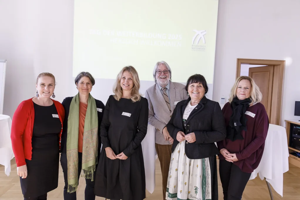 Foto auf 5min.at zeigt Personen in die Kamera l&auml;cheln.