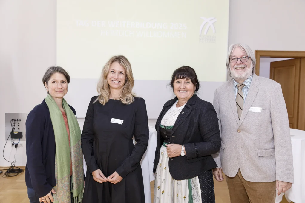 Foto auf 5min.at zeigt Personen in die Kamera l&auml;cheln.