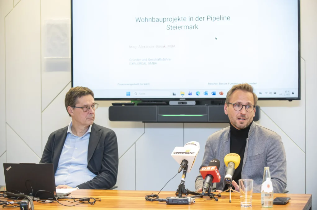 Foto auf 5min.at zeigt zwei Personen bei einer Pressekonferenz