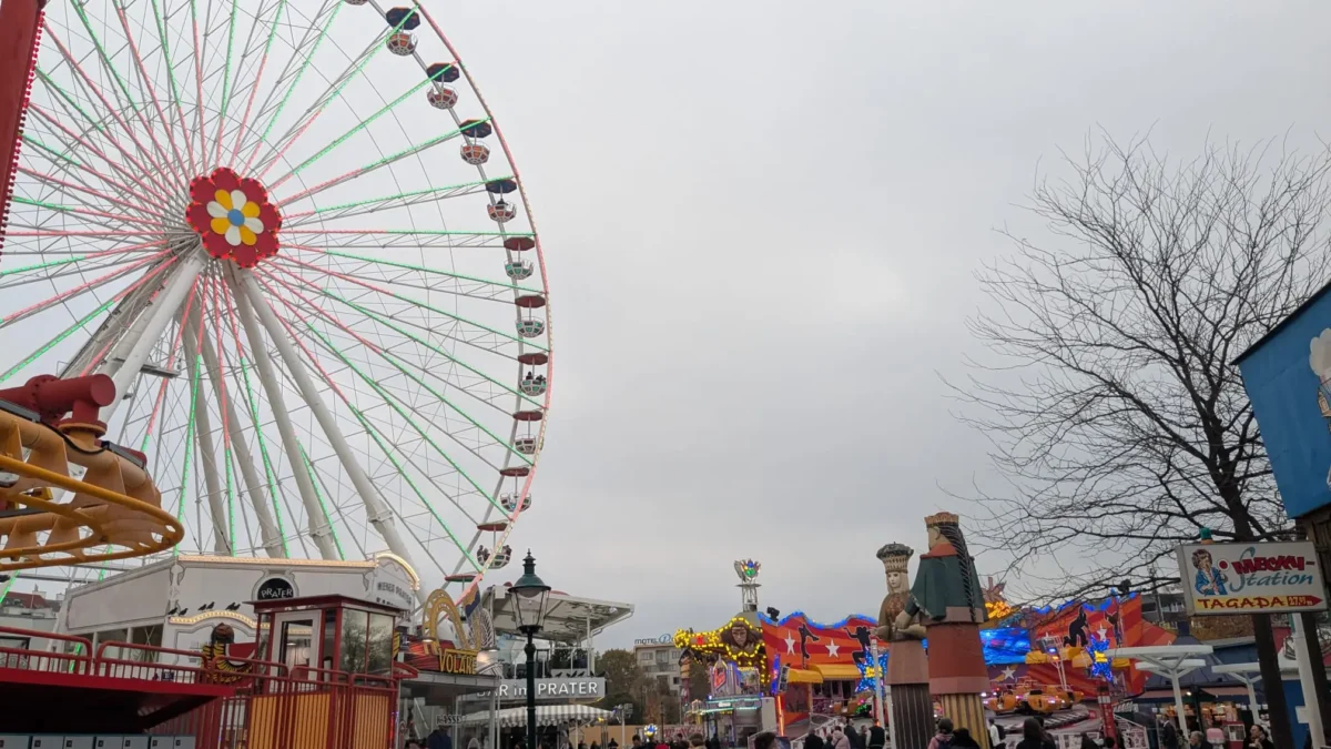 Das Bild auf 5min.at zeigt das Blumenrad im Wiener Prater im Herbst.