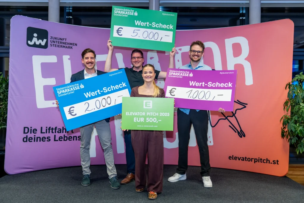 Foto auf 5min.at zeigt Personen in die Kamera lächeln.