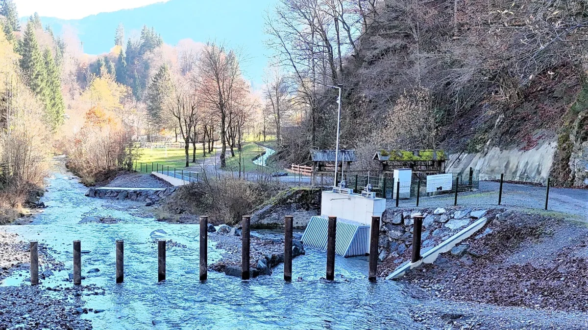Das Bild auf 5min.at zeigt die Fischaufstiegshilfe Gössering-Hermagor.