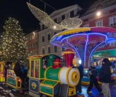Das Bild auf 5min.at zeigt das Kinderzug-Karussell am Villacher Advent.