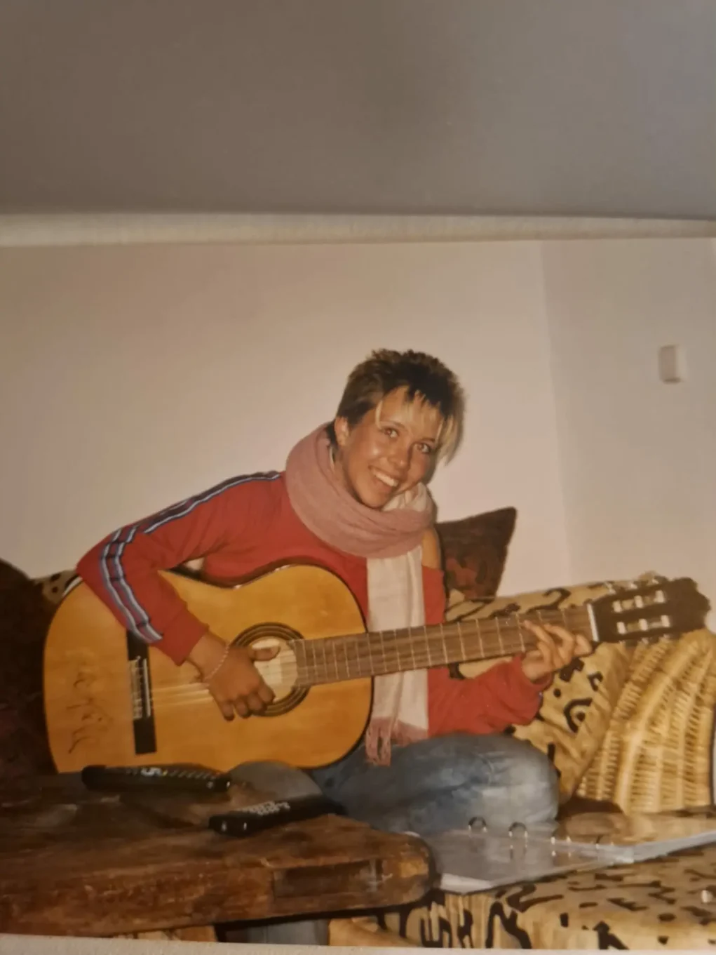 Auf dem Foto von www.5min.at sieht man Ricardas Gitarre.