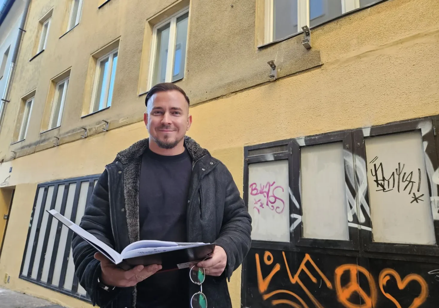 Foto auf 5 Minuten zeigt, dass Josip Maric vor dem sanierungsbedürftigen Gebäude in der Bambergergasse 5 in Villach steht, das er zu Wohnraum umbauen lässt.