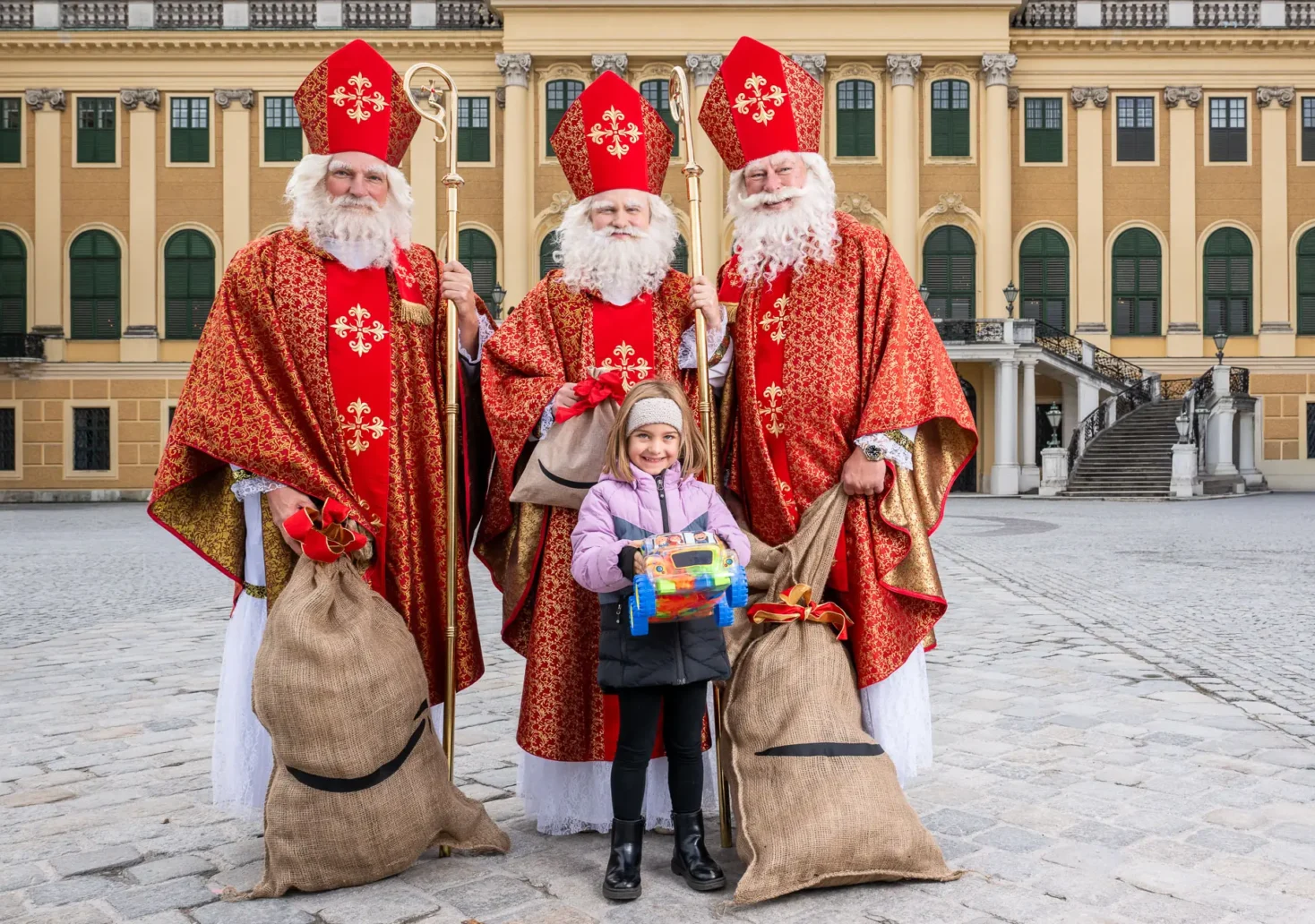Das Bild auf 5min.at zeigt die Amazon-Nikolo Helfer.