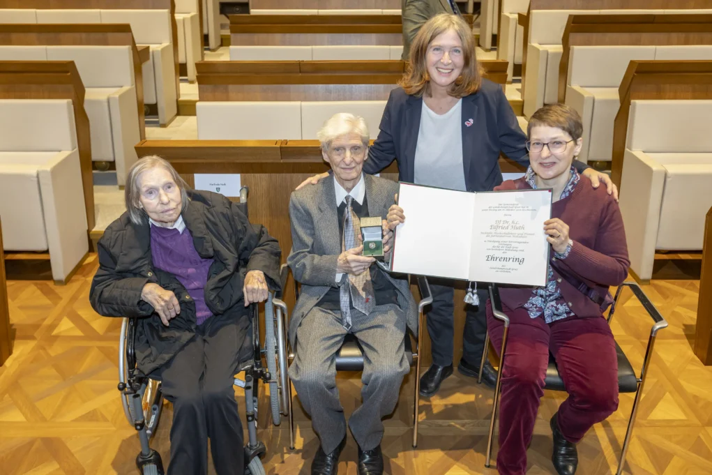 Bild auf 5min.at zeigt mehrere Personen bei einem Festakt.