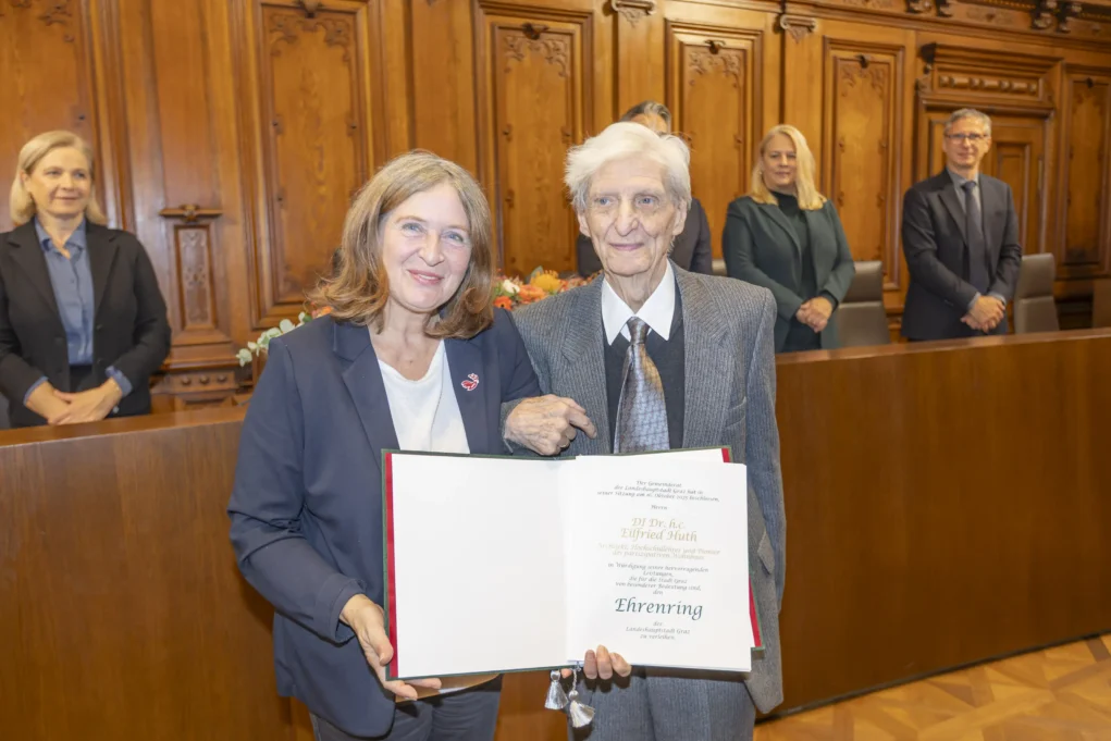 Bild auf 5min.at zeigt mehrere Personen bei einem Festakt.