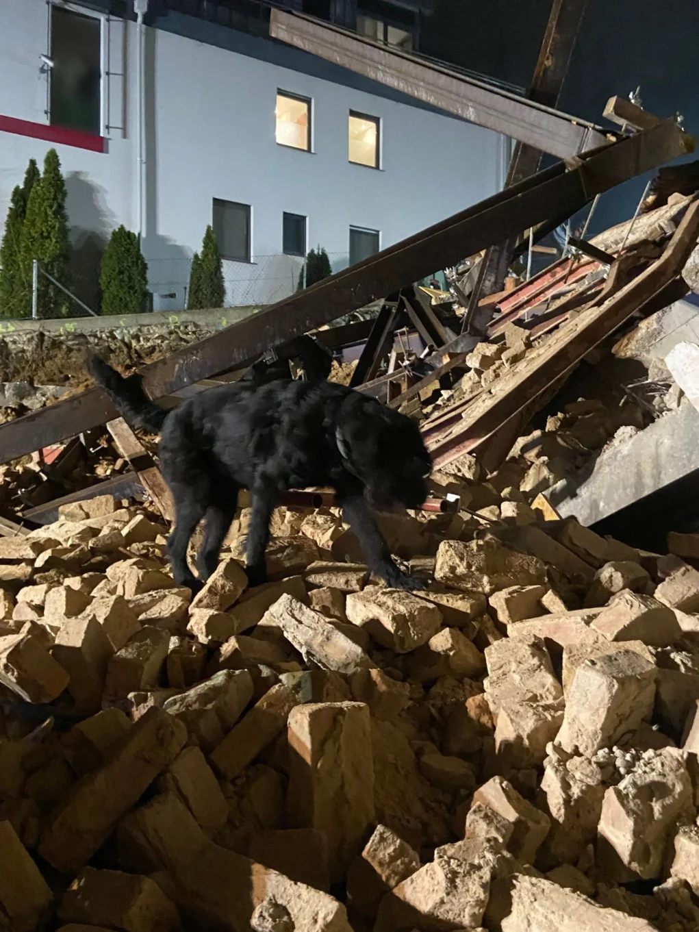 Auf dem Foto von 5 Minuten ist ein eingest&uuml;rztes Haus in Wien-D&ouml;bling zu sehen.