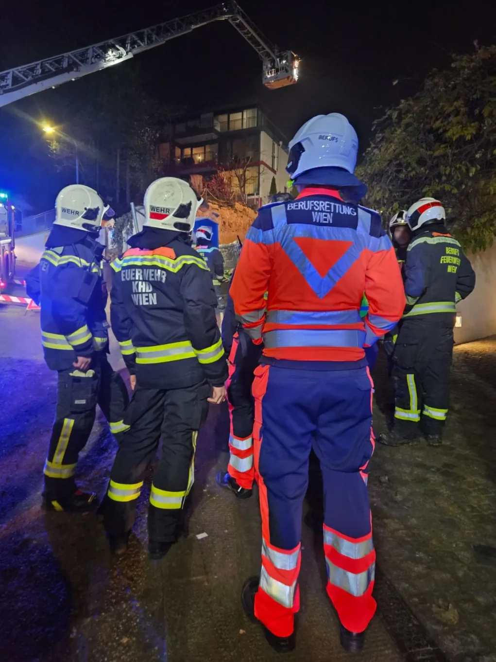 Auf dem Foto von 5 Minuten ist ein eingst&uuml;rztes Haus in Wien-D&ouml;bling zu sehen.