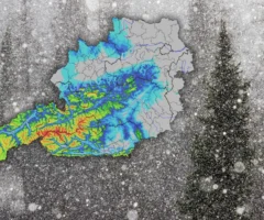 Foto in Beitrag von 5min.at zeig eine verschneite Landschaft und davor eine Karte, wie viel Schnee fallen soll.