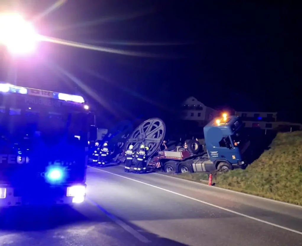 Foto auf 5min.at zeigt die Freiwillige Feuerwehr Pruggern bei einem Einsatz.