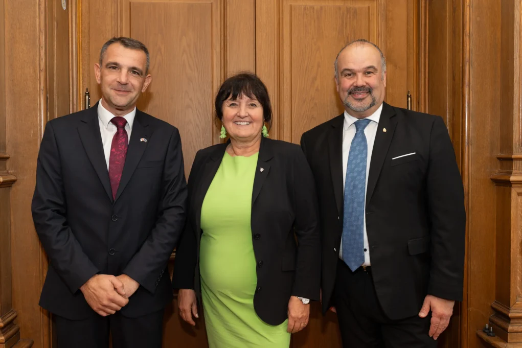 Foto auf 5min.at zeigt Personen in die Kamera l&auml;cheln.