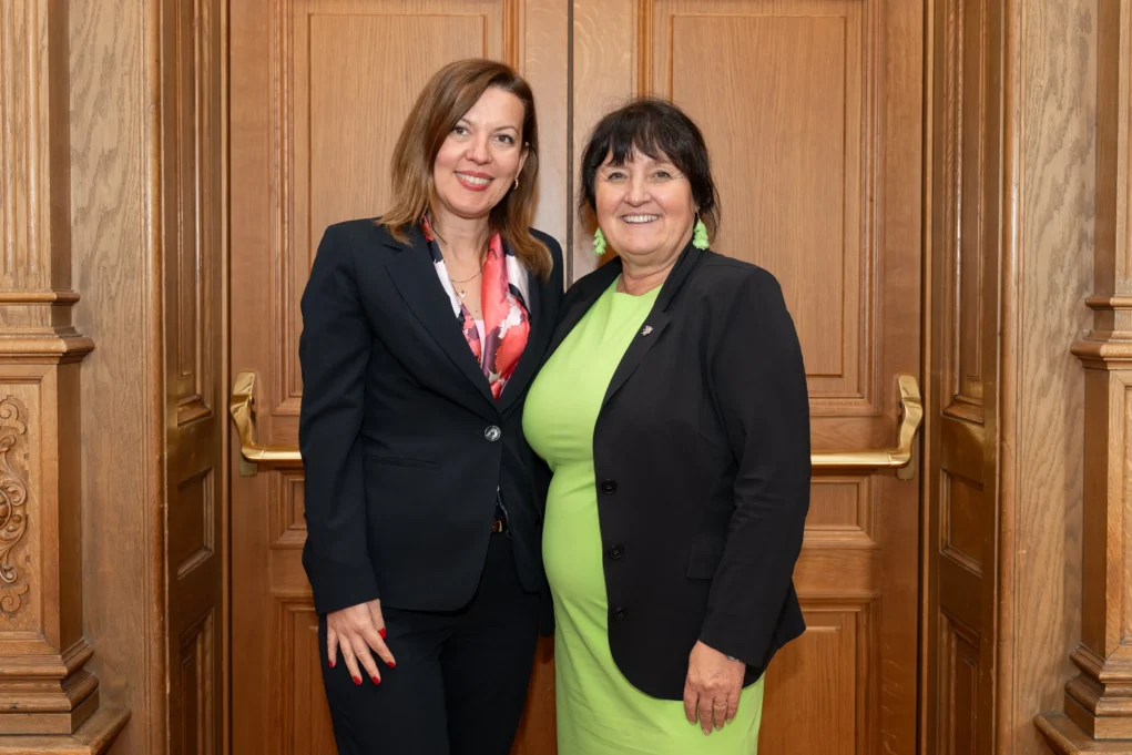 Foto auf 5min.at zeigt Personen in die Kamera l&auml;cheln.