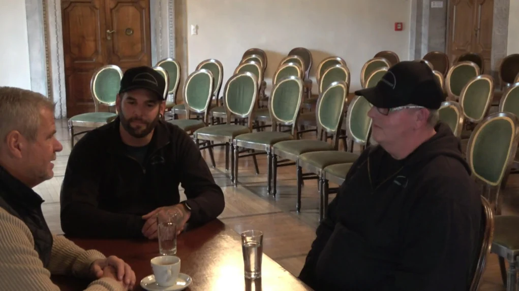 Das Bild auf 5min.at zeigt Menschen im Schloss Porcia.