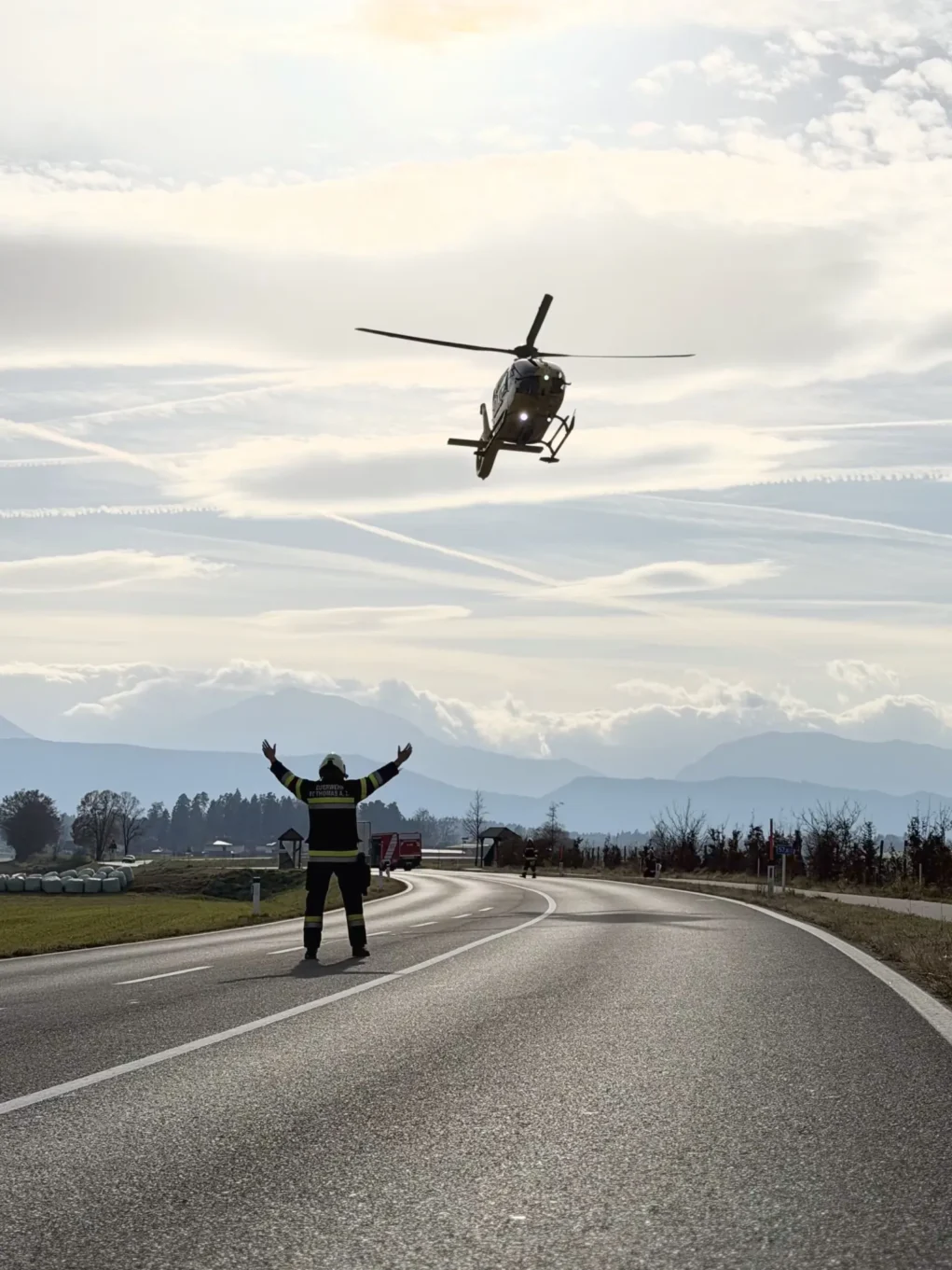 Das Bild auf 5min.at zeigt einen Autounfall und einen Feuerwehreinsatz in Magdalensberg.