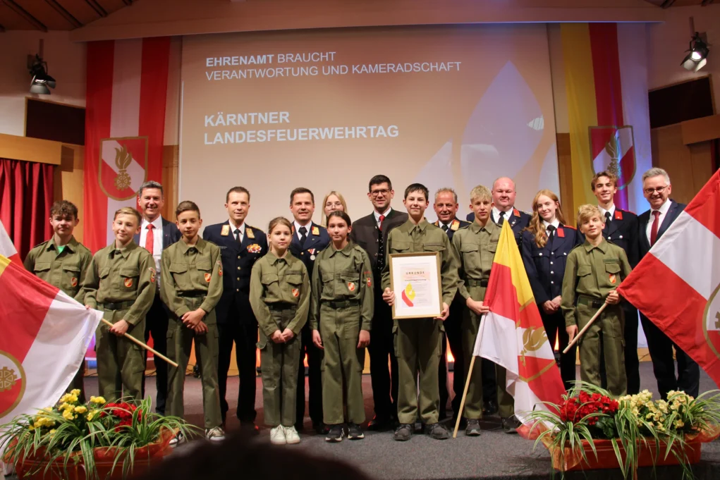 Das Bild auf 5min.at zeigt die Teilnehmer bei der Veranstaltung zum Landesfeuerwehrtag 2025 in K&auml;rnten.