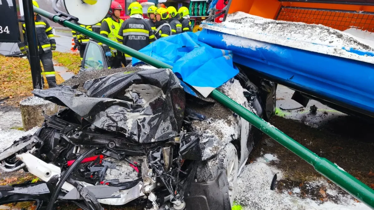 Bild auf 5min.at zeigt demolierte Fahrzeuge nach einem schweren Verkehrsunfall.