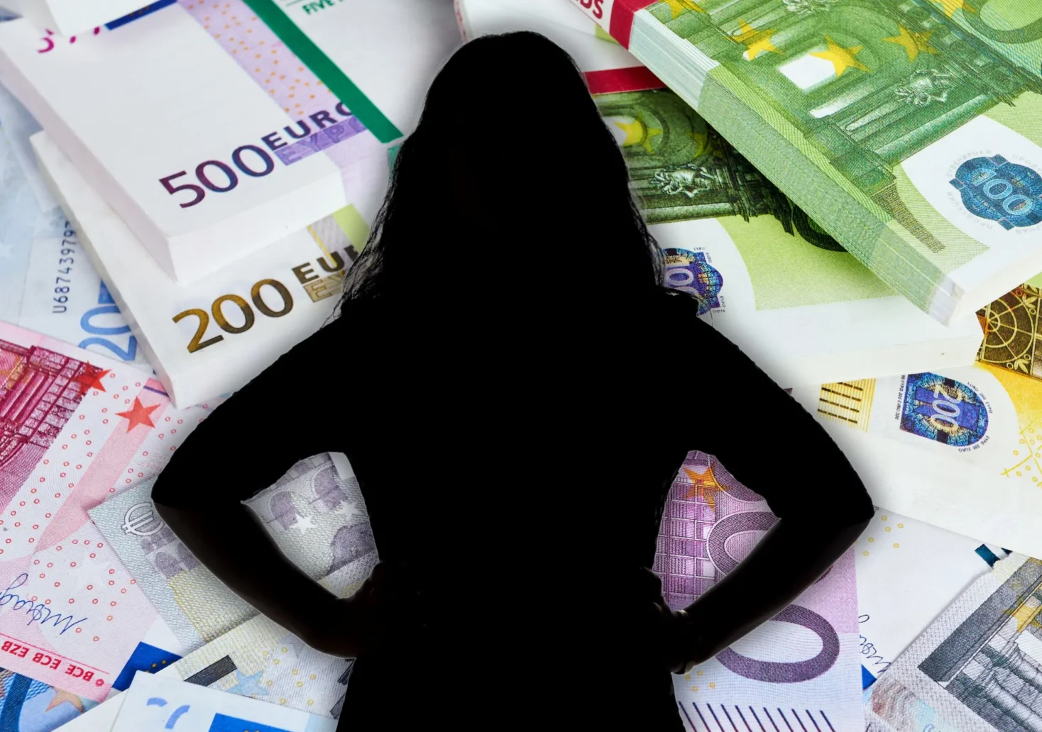 Foto in Beitrag von 5min.at zeigt eine Frau in schwarz (anonymisiert) und dahinter jede Menge Geld.