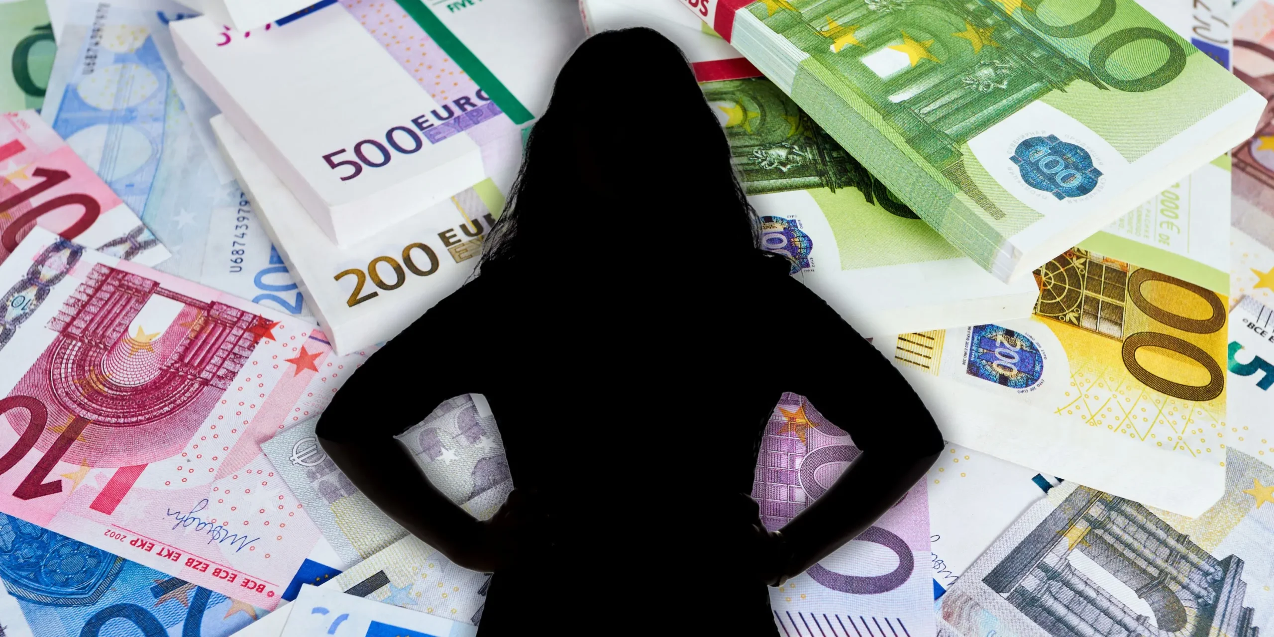 Foto in Beitrag von 5min.at zeigt eine Frau in schwarz (anonymisiert) und dahinter jede Menge Geld.