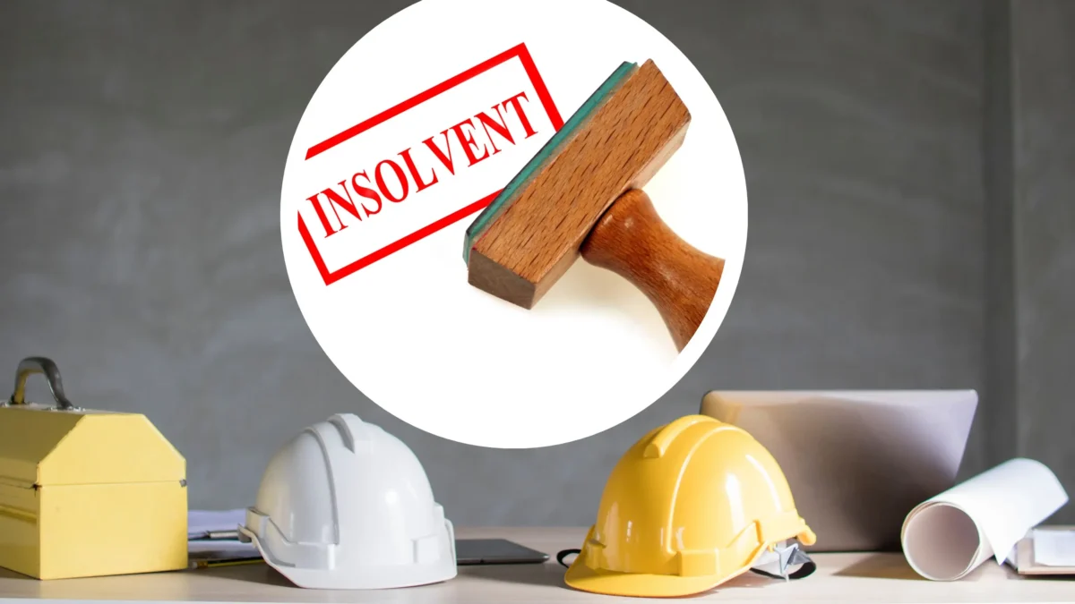 Foto in Beitrag von 5min.at zeigt zwei Helme, einen Werkzeugkasten und einen Insolvenzstempel.