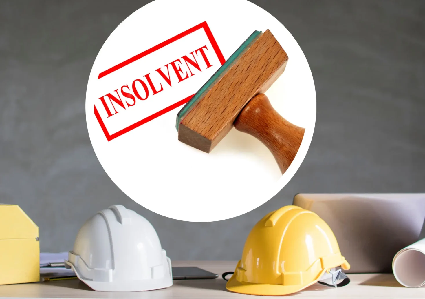 Foto in Beitrag von 5min.at zeigt zwei Helme, einen Werkzeugkasten und einen Insolvenzstempel.