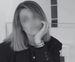 Foto in Beitrag von 5min.at zeigt die Grazer Influencerin in schwarz-wei&szlig;.