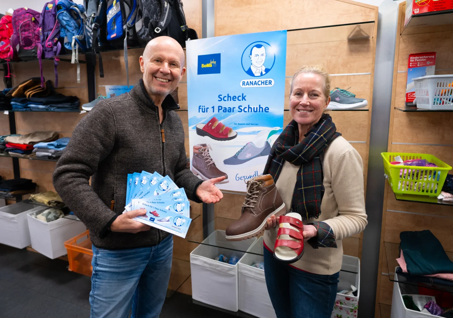 Das Bild auf 5min.at zeigt Ferdinand Ranacher mit einer Spende bei SoMa.