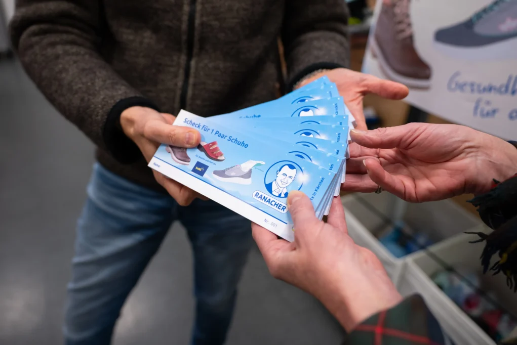 Das Bild auf 5min.at zeigt Ferdinand Ranacher mit einer Spende bei SoMa.