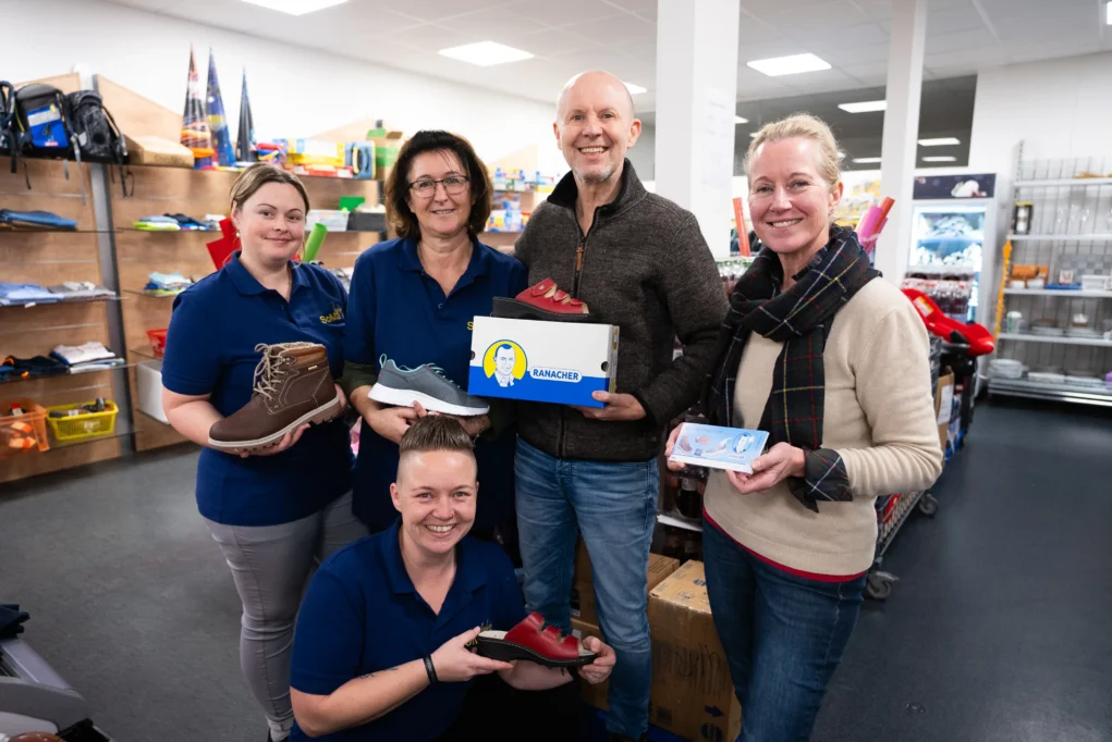 Das Bild auf 5min.at zeigt Ferdinand Ranacher mit einer Spende bei SoMa.