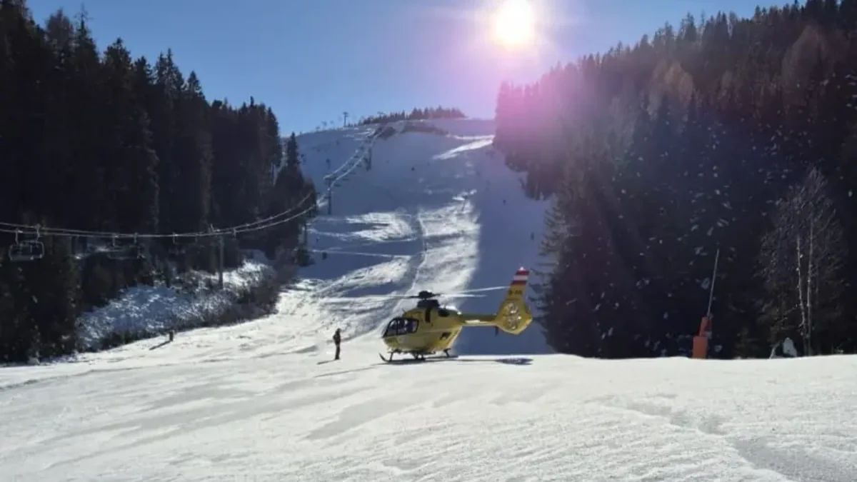 Ein Bild auf 5min.at zeigt, wie ein ÖAMTC Hubschrauber auf einer Piste der Gerlitzen Alpe steht.