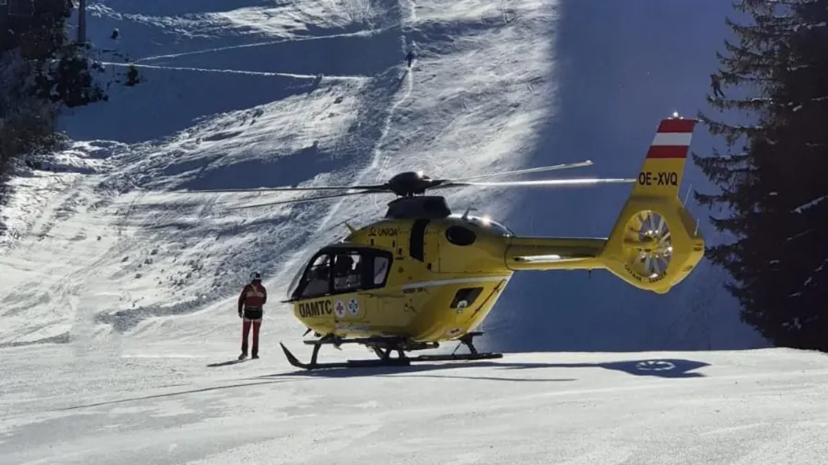 Ein Bild auf 5min.at zeigt, wie ein ÖAMTC Hubschrauber auf einer Piste der Gerlitzen Alpe steht.