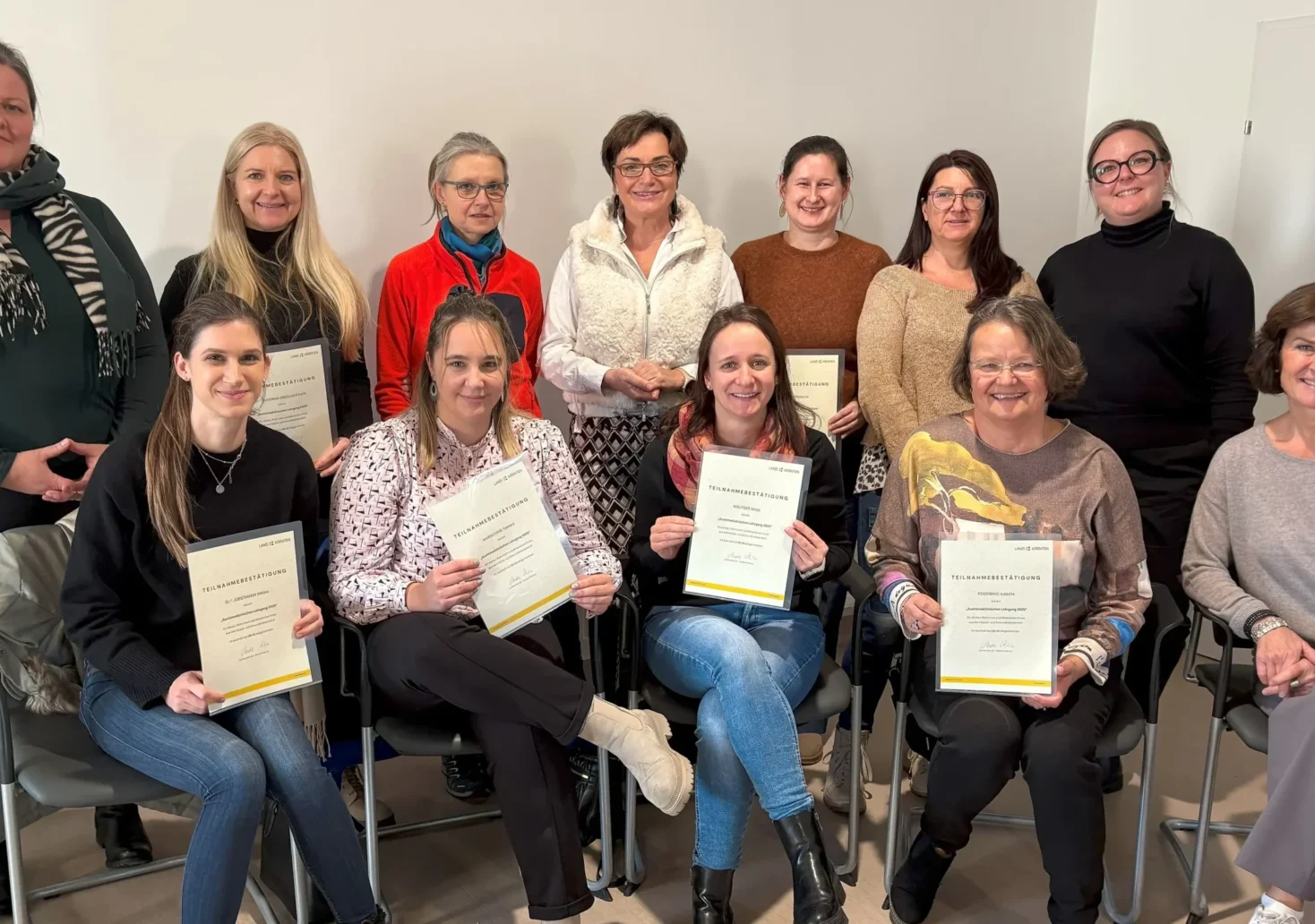 Zertifikatsverleihung des suchtmedizinischen Lehrgangs mit Landesr&auml;tin Beate Prettner (Mitte hinten) und Claudia Scheiber, Leiterin der Klagenfurter Drogenambulanz (rechts sitzend).
